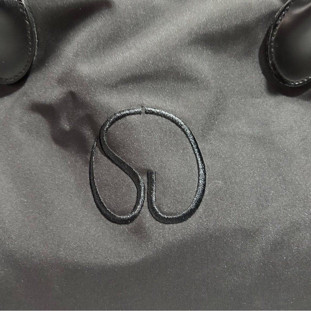 St.John (Copy) Black Structured Tote Bag with Elegant Design - Picture 3 of 9